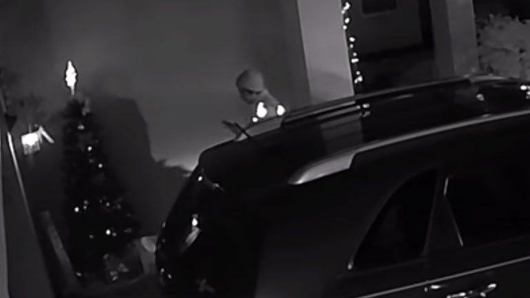 ΗΠΑ: Κούριερ έκλεψε δέμα αλλά δεν υπολόγισε την κάμερα ασφαλείας