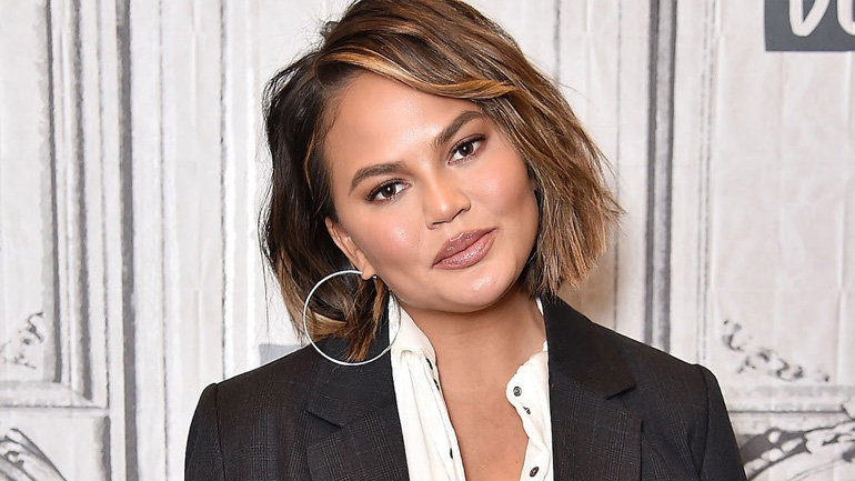 H ξεκαρδιστική τούμπα της Chrissy Teigen στο πατινάζ H ξεκαρδιστική τούμπα της Chrissy Teigen στο πατινάζ