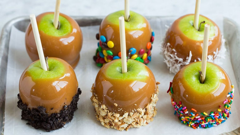 Εντυπωσιάστε μικρούς και μεγάλους φτιάχνοντας καραμελωμένα μήλα