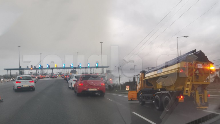 Ουρές χιλιομέτρων στα διόδια Θηβών – Σε επιφυλακή ο κρατικός μηχανισμός