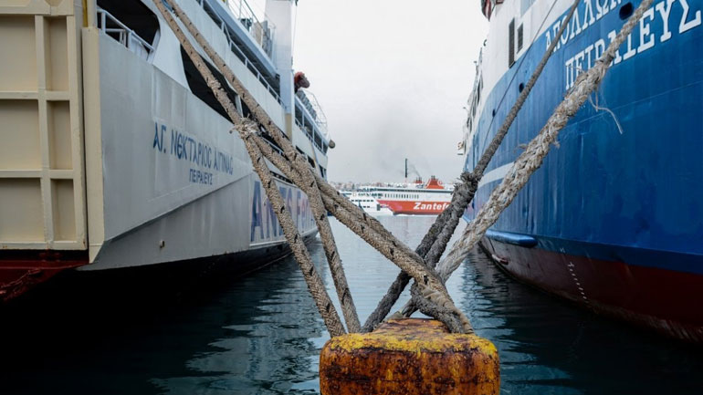Δεμένα τα πλοία σε Πειραιά και Ραφήνα λόγω κακοκαιρίας