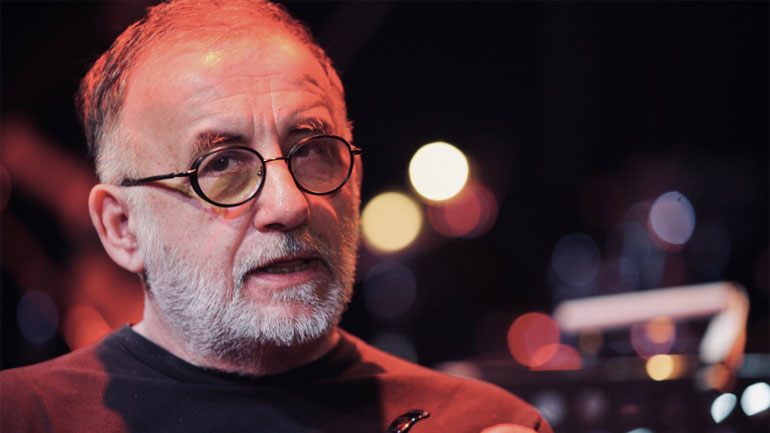 O Διονύσης Τσακνής αποχαιρετά τον Θάνο Μικρούτσικο: «Καλό ταξίδι δάσκαλε, καλό ταξίδι σύντροφε»