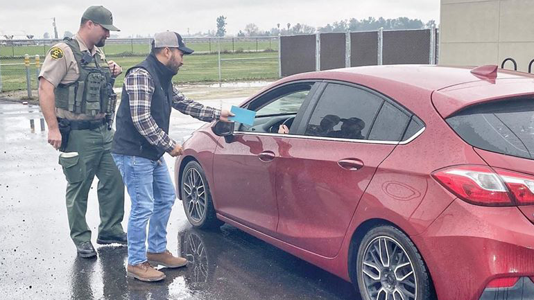 Αντί για κλήσεις οι αστυνομικοί μοίρασαν δωροεπιταγές