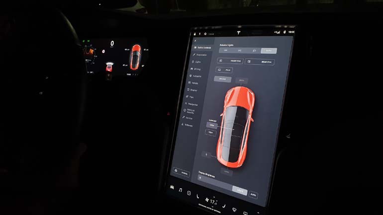 To 2020 θα δούμε πολλά ηλεκτρικά αυτοκίνητα (στη φωτό το εσωτερικό του Tesla P100) 