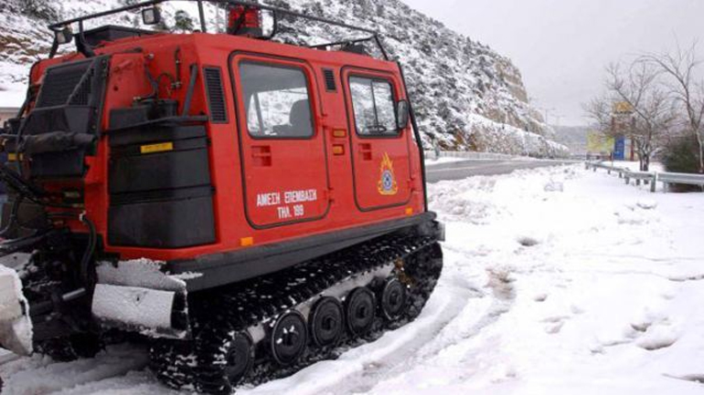 Μεγάλη επιχείρηση της Πυροσβεστικής για απεγκλωβισμό οδηγού στα Δερβενοχώρια