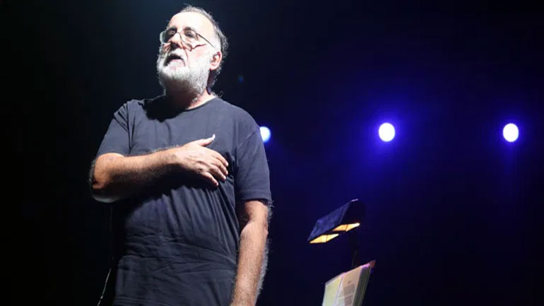 Ο Λάκης Λαζόπουλος αποχαιρετά τον Θάνο Μικρούτσικο