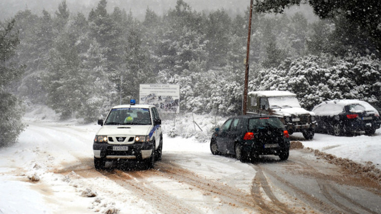 Ποιοι δρόμοι είναι κλειστοί λόγω χιονόπτωσης ή παγετού – Πού χρειάζονται αντιολισθητικές αλυσίδες