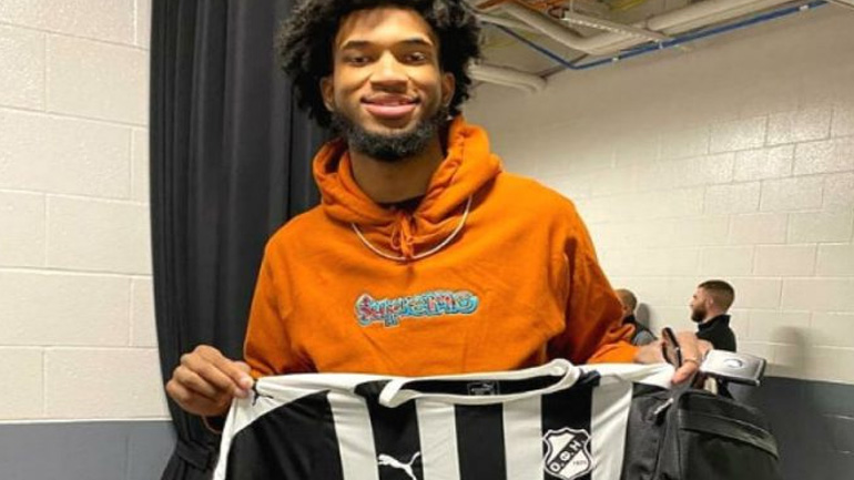 NBA: Παίκτης των Σακραμέντο Κινγκς ποζάρει με τη φανέλα του ΟΦΗ!
