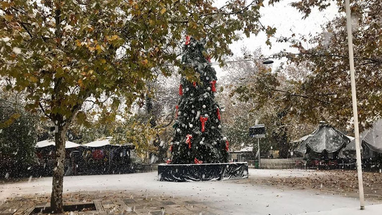 Πυκνή χιονόπτωση στη Θήβα – Πού χρειάζονται αλυσίδες