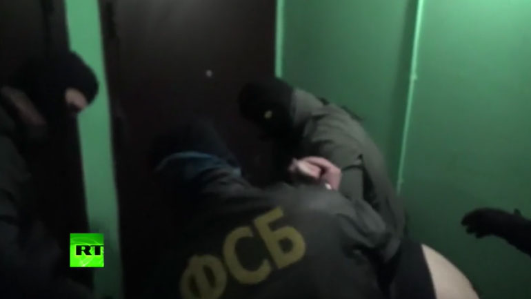 Ντοκουμέντο από τη σύλληψη δύο υπόπτων για τρομοκρατικές επιθέσεις στην Αγία Πετρούπολη