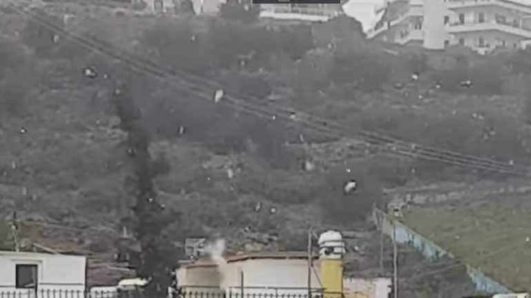 Χιονίζει σε περιοχές της Αθήνας