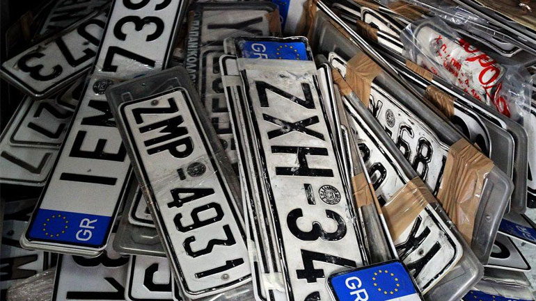 Αυξημένη προσέλευση πολιτών στις εφορίες για την παράδοση πινακίδων