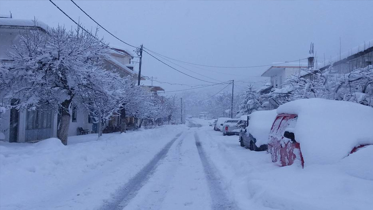 Οικογένεια εγκλωβίστηκε στο αυτοκίνητο λόγω χιονιού