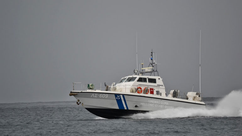 Ντοκουμέντο από τη διάσωση των επιβαινόντων του ακυβέρνητου σκάφους στον Σαρωνικό