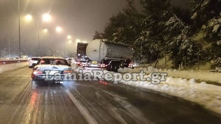 Νταλίκες δίπλωσαν από το χιόνι στη Μαλακάσα