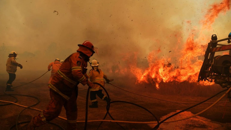 Ένας νεκρός πυροσβέστης και δύο τραυματίες από τις φωτιές στην Αυστραλία