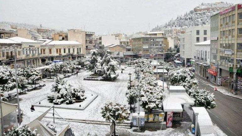Ολονύχτια μάχη για να μείνουν ανοιχτοί οι δρόμοι στη Λαμία