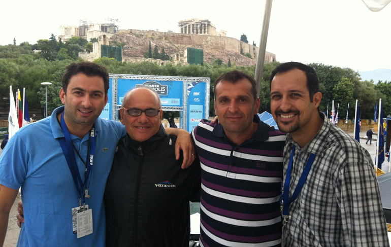 Για πρώτη φορά στην Ελλάδα διαδικτυακό Μέσο μετέδωσε ζωντανά σε τηλεοπτικά πρότυπα την εκκίνηση του Ράλι Ακρόπολις. (στη φωτό από αριστερά: Βασίλης Σαρημπαλίδης, Παναγιώτης Καρούζος, Σωκράτης Τσολακίδης και Μάνος Ράλλης) 