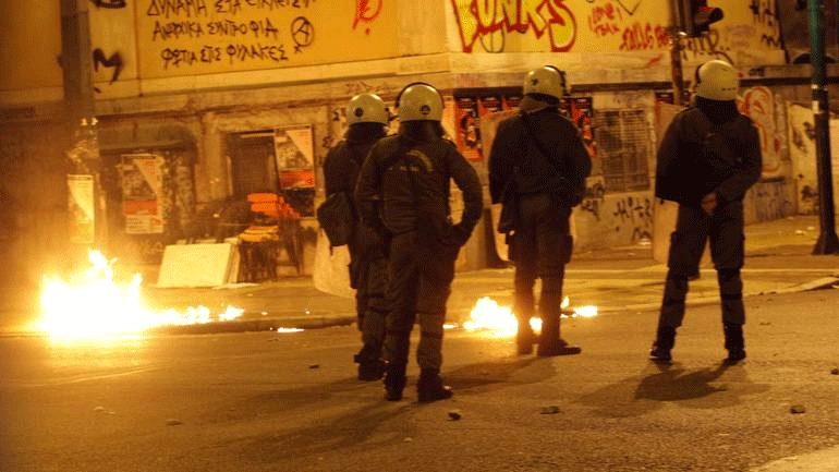 Επίθεση αγνώστων με πέτρες και φωτοβολίδες κατά διμοιρίας των ΜΑΤ στα Εξάρχεια