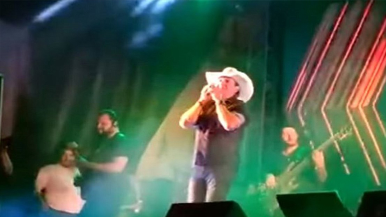 Δημοφιλής τραγουδιστής πεθαίνει στη σκηνή από καρδιακή προσβολή Δημοφιλής τραγουδιστής πεθαίνει στη σκηνή από καρδιακή προσβολή