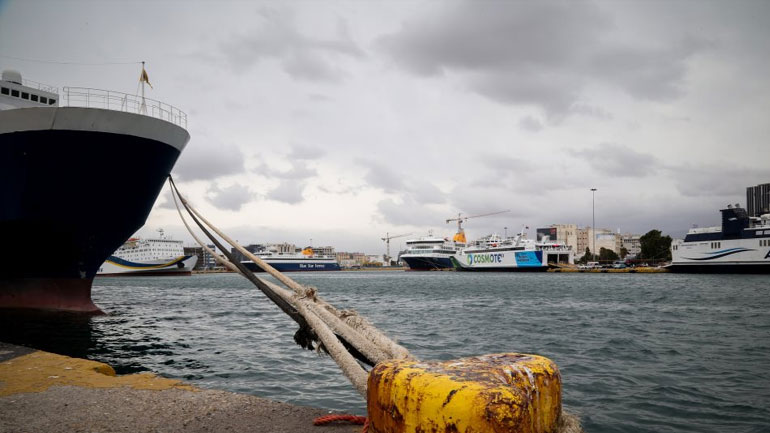 Σε ισχύ το απαγορευτικό απόπλου από το λιμάνι του Πειραιά μέχρι τις 10.00 το πρωί