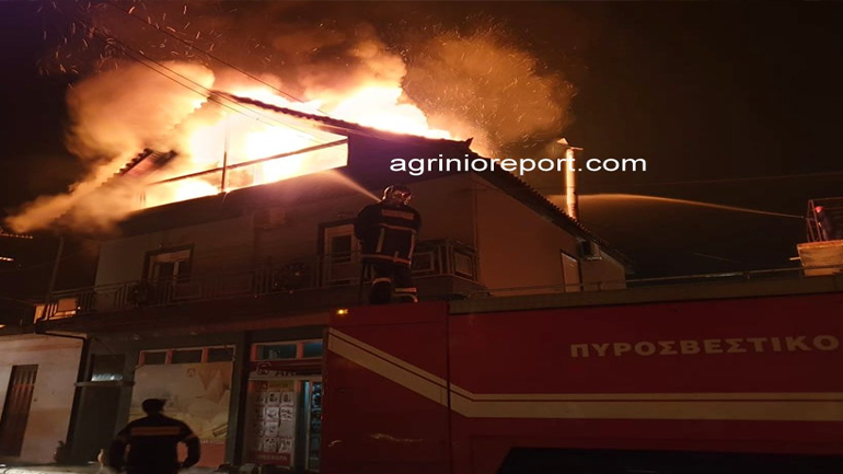 Παραδόθηκε στις φλόγες σπίτι στο Αγρίνιο: Πήρε φωτιά από το τζάκι