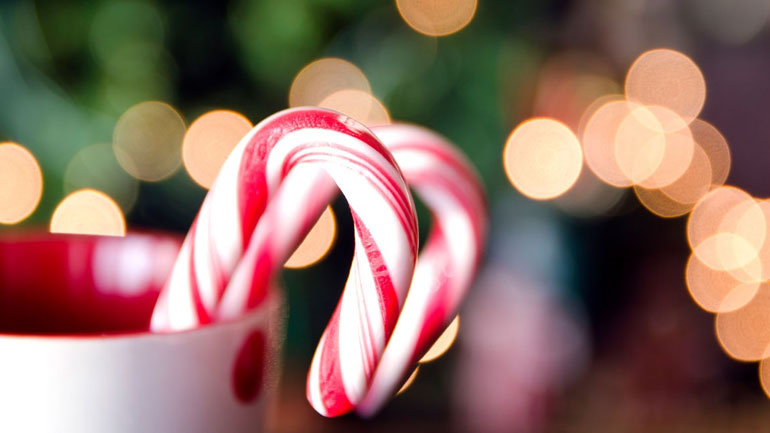 Δείτε πώς φτιάχνονται τα γλυκά μπαστουνάκια των Χριστουγέννων