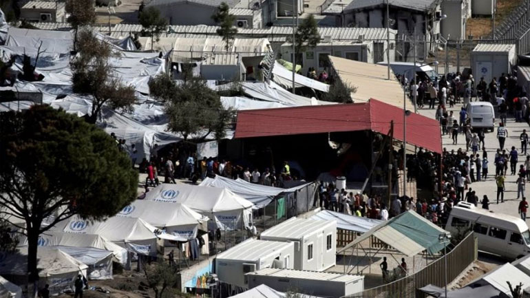 Περίπου 200 μετανάστες έκλεισαν τον δρόμο που οδηγεί στη Μόρια ζητώντας καλύτερες συνθήκες