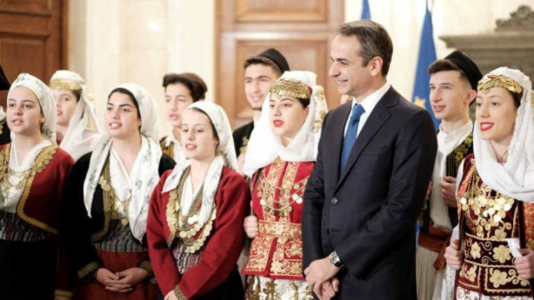 Έψαλαν τα κάλαντα στο Μαξίμου