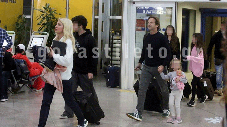 Ελένη Μενεγάκη – Ματέο Παντζόπουλος: Στο αεροδρόμιο μαζί με τα παιδιά τους