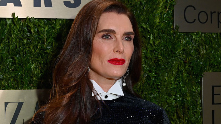 Η Brooke Shields ποζάρει με μπικίνι και αποχαιρετά το 2019