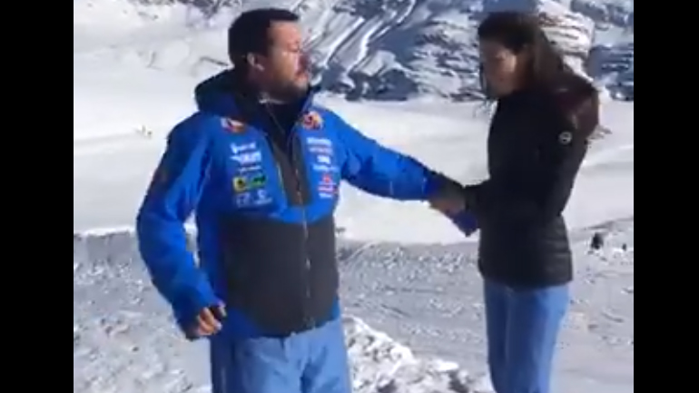 Κατακραυγή για  βίντεο του Σαλβίνι όπου παρωδεί το επεισόδιο του Πάπα με μία επίμονη πιστή