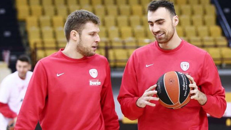 Ολυμπιακός: Προπονήθηκε ο Μιλουτίνοφ, εκτός προπόνησης και πάλι ο Κόνιαρης