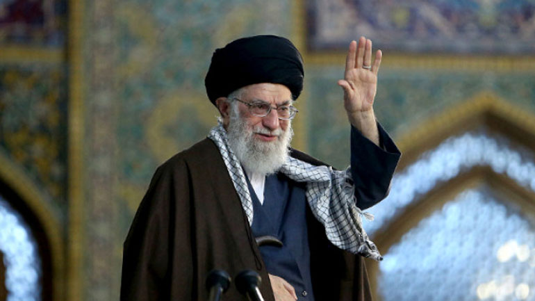 Ο ανώτατος ιρανός ηγέτης Αλί Χαμενεΐ καταδικάζει τις αμερικανικές επιθέσεις στο Ιράκ