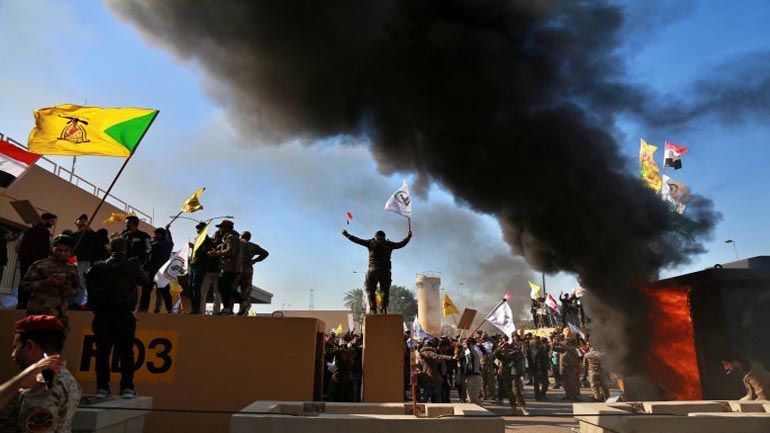 Βαγδάτη: Η αμερικανική πρεσβεία αναβάλλει τις εργασίες της λόγω της εισβολής παραστρατιωτικών