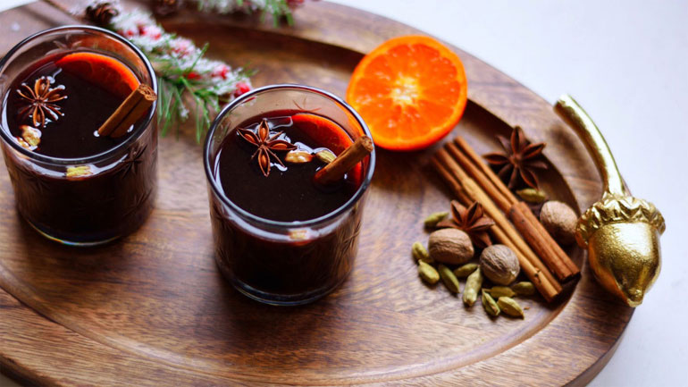 Αυτές τις γιορτές προσφέρετε στους καλεσμένους σας οινόμελο από τα χεράκια σας