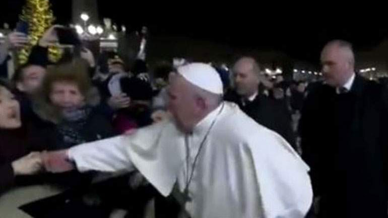 Η ενόχληση του Πάπα όταν πιστή του τράβηξε το χέρι