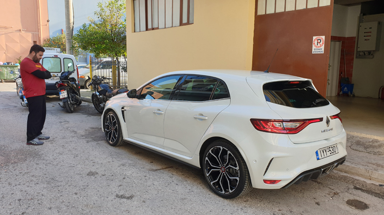 Ο Μανώλης απολαμβάνει την εικόνα του Renault Megane RS...