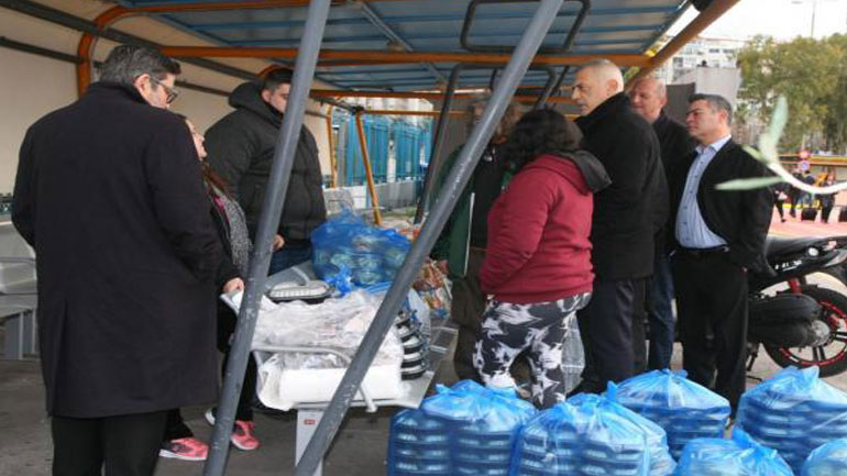 Δήμος Πειραιά: Εορταστικά γεύματα στους αστέγους από την Κοινωφελή Δημοτική Επιχείρηση και την ομάδα εθελοντών «Αlex»