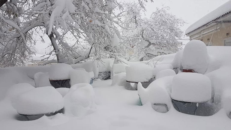 Ο χιονιάς «κατάπιε» τα Βίλια Αττικής