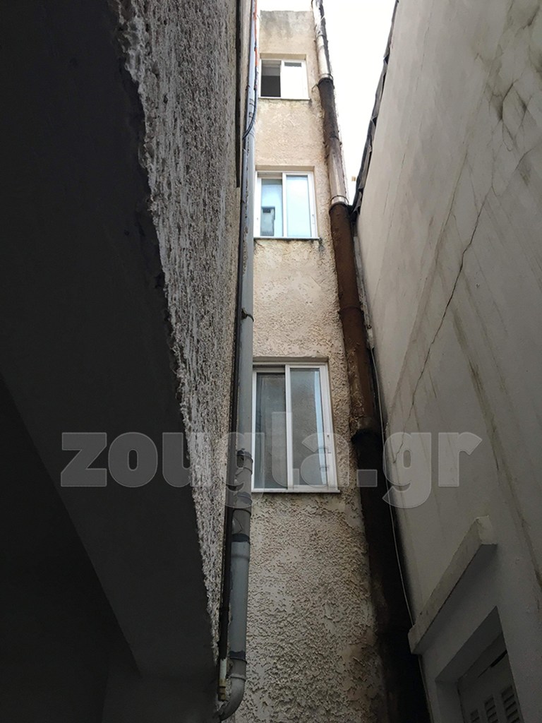 Ο ακάλυπτος της πολυκατοικίας όπου εκτυλίχθηκε η τραγωδία