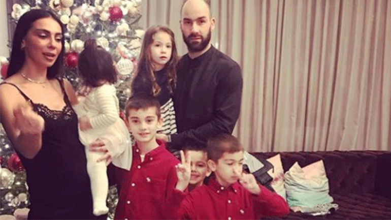 Χοψονίδου – Σπανούλης: Η οικογενειακή φωτογραφία λίγο πριν υποδεχτούν το 6ο παιδάκι!