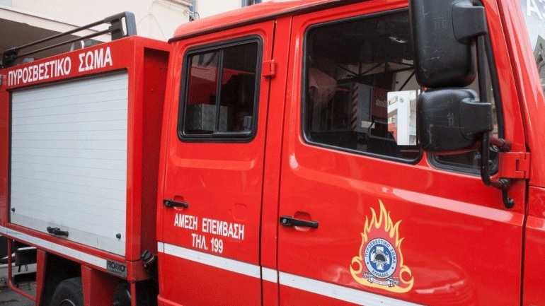 Λ. Κηφισού: Βανάκι τυλίχθηκε στις φλόγες