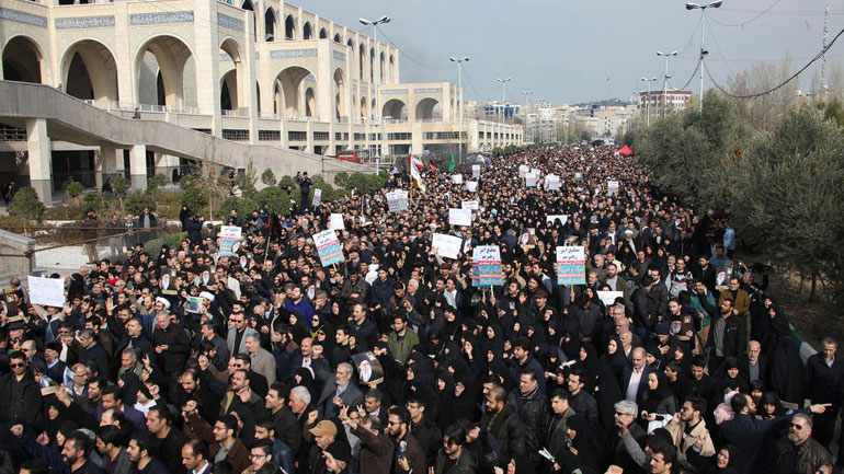 Ιράν: Χιλιάδες διαδηλωτές στο κέντρο της Τεχεράνης κατά των ΗΠΑ