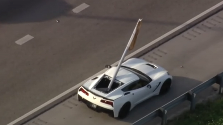 Πινακίδα καρφώθηκε σε Corvette! Πινακίδα καρφώθηκε σε Corvette!