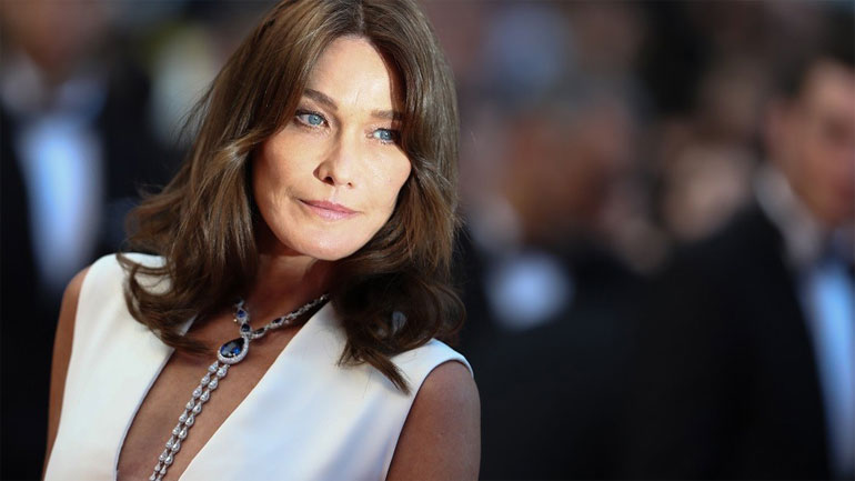 H Carla Bruni υποδέχτηκε το 2020 με την πιο sexy φωτογραφία