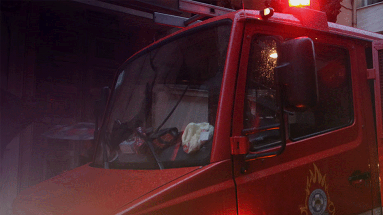 Φωτιά σε δύο αυτοκίνητα στα Πετράλωνα