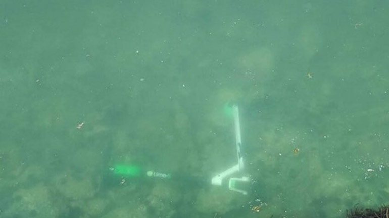 Δεκάδες ηλεκτρικά πατίνια πεταμένα στον Θερμαϊκό