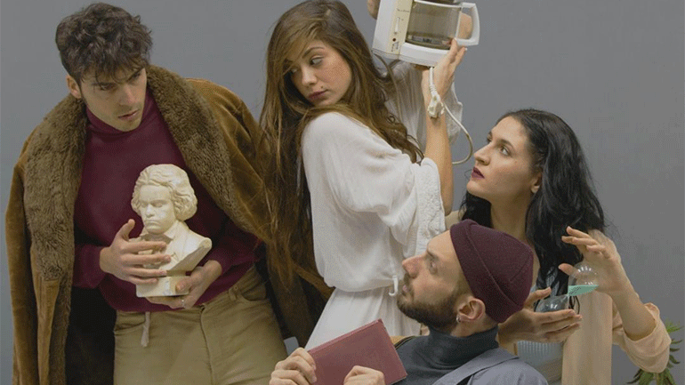 Η μουσικοθεατρική παράσταση «Από… έρωτα» στη μουσική σκηνή Σφίγγα