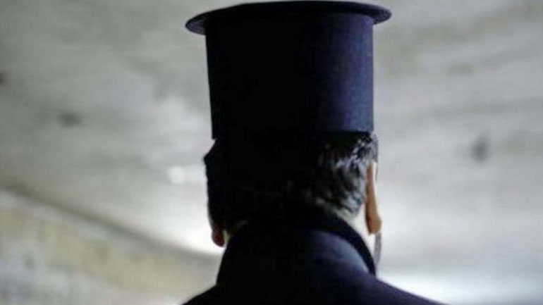 Ιερέας κατηγορείται ότι ξυλοκόπησε 60χρονη γιατί πήρε δεύτερο αντίδωρο